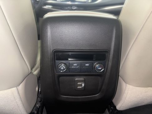 Used 2021 Buick Enclave Essence image 9