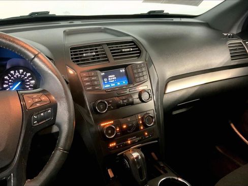 Used 2018 Ford Explorer XLT AWD/4WD image 6