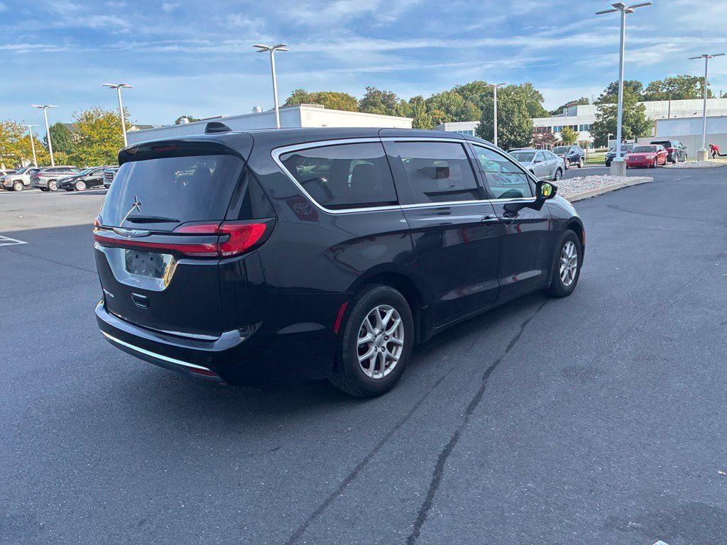 Used 2023 Chrysler Pacifica Touring-L FWD image 8