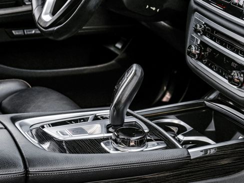 Used 2018 BMW 740i image 30