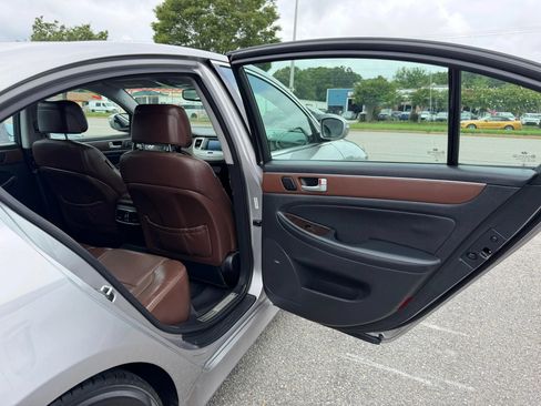 Used 2013 Hyundai Genesis 3.8 w/ Premium Pkg RWD image 13