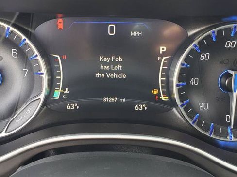 Used 2025 Chrysler Pacifica Select FWD image 11