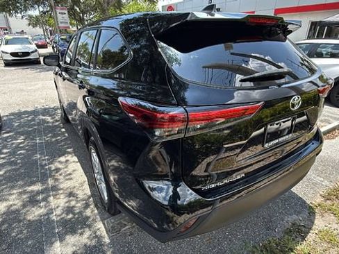 Used 2023 Toyota Highlander L FWD image 4