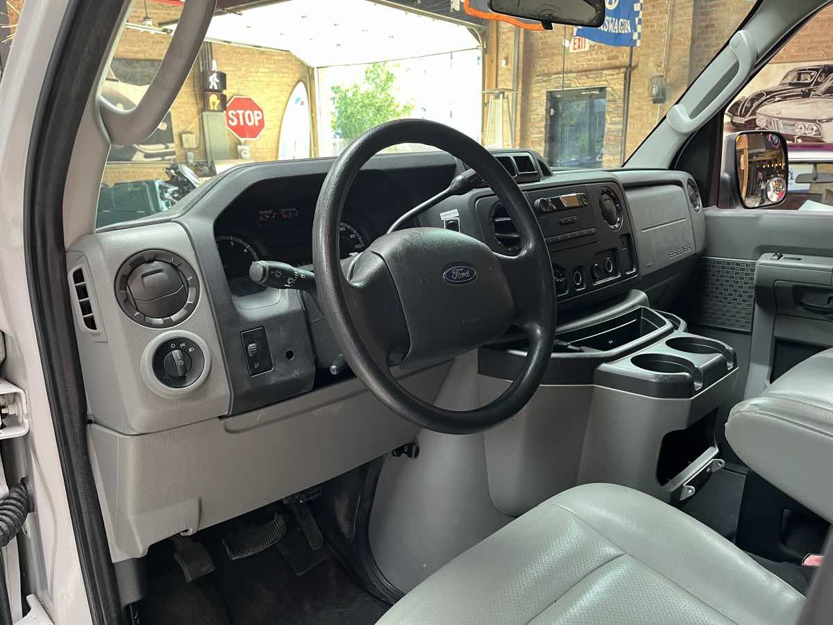 Used 2009 Ford E-350 and Econoline 350 Super Duty RWD image 8