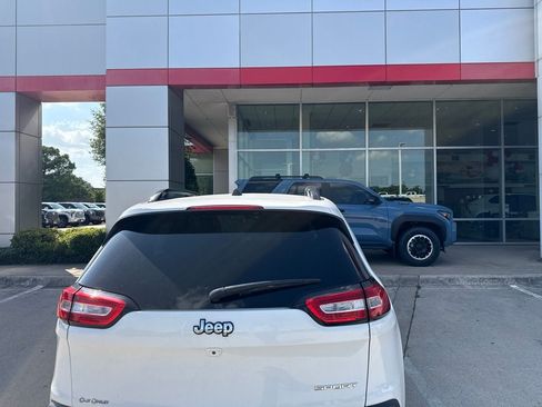 Used 2016 Jeep Cherokee Sport FWD image 6