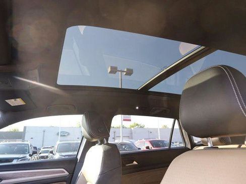 Used 2021 Volkswagen Atlas Cross Sport SE w/ Panoramic Sunroof Package FWD image 9