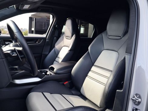 Certified 2025 Porsche Cayenne Turbo w/ Technology Package AWD/4WD image 5