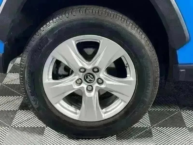 Used 2019 Toyota RAV4 XLE AWD/4WD image 14
