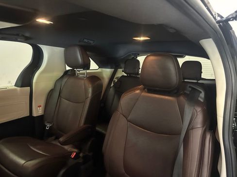 Used 2022 Toyota Sienna Platinum AWD/4WD image 14
