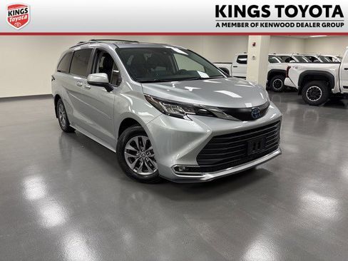 Certified 2022 Toyota Sienna XLE image 1