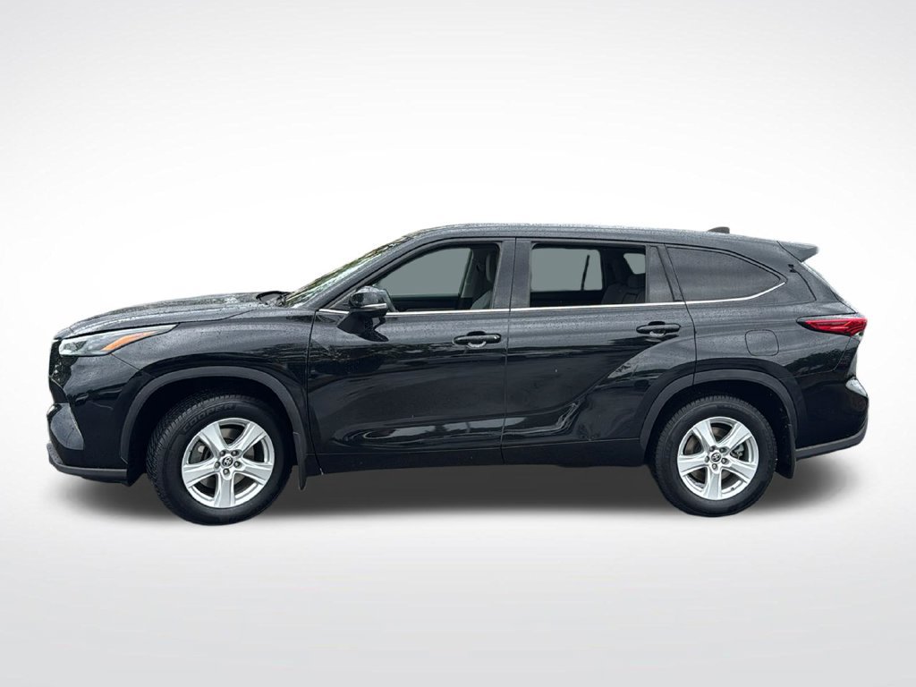 Used 2022 Toyota Highlander LE AWD/4WD image 4
