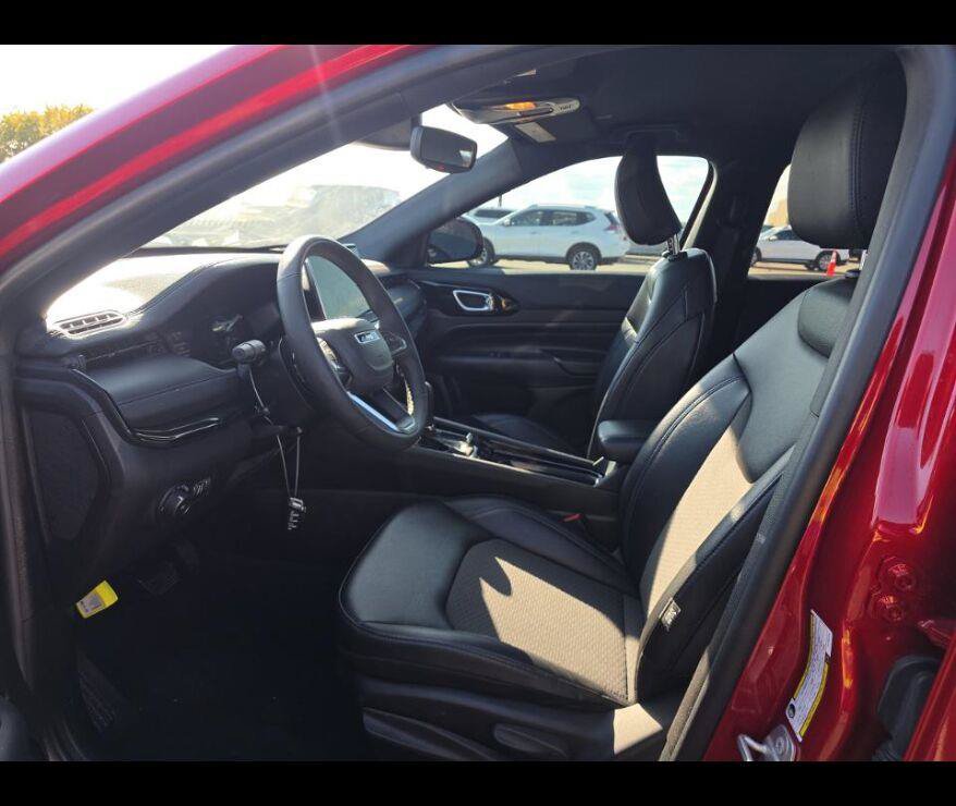 Used 2026 Jeep Compass Latitude AWD/4WD image 2