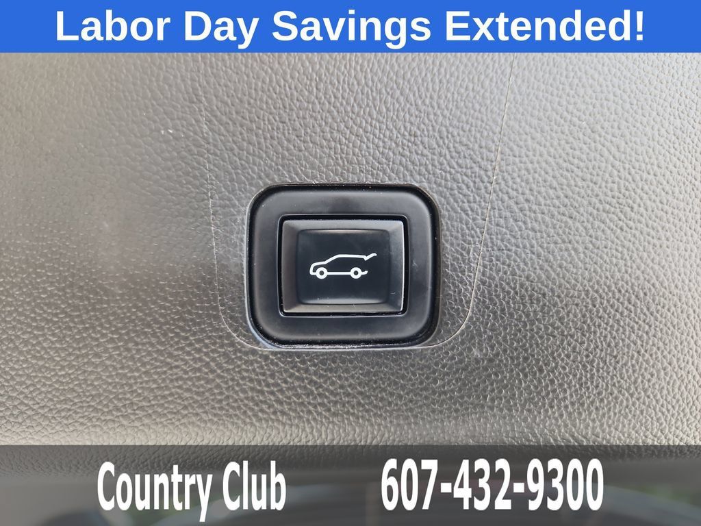 Used 2023 Chevrolet Traverse LT AWD/4WD image 32