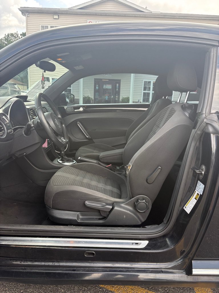 Used 2015 Volkswagen Beetle R-Line FWD image 9