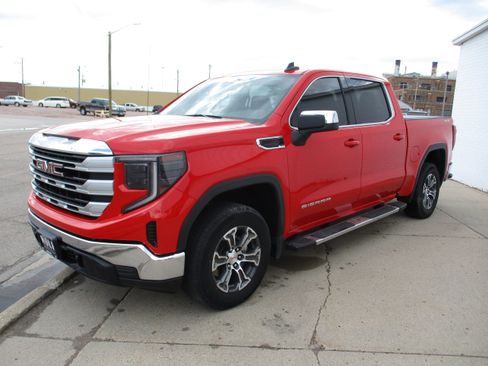 Used 2023 GMC Sierra 1500 SLE AWD/4WD image 3