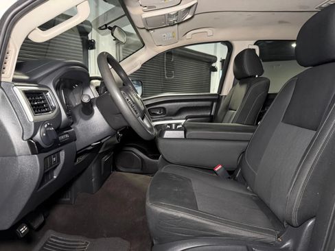 Used 2018 Nissan Titan S AWD/4WD image 24