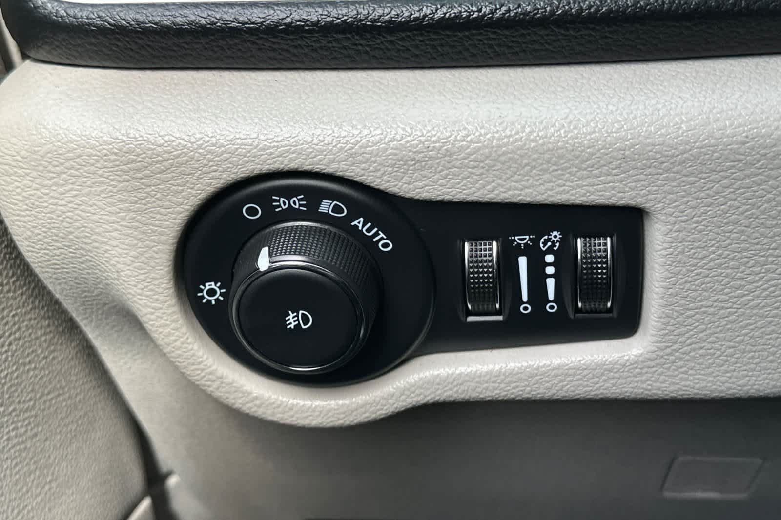 Used 2024 Chrysler Pacifica Limited FWD image 31