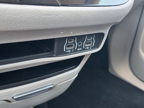 Certified 2024 Chrysler Pacifica Limited FWD image 29