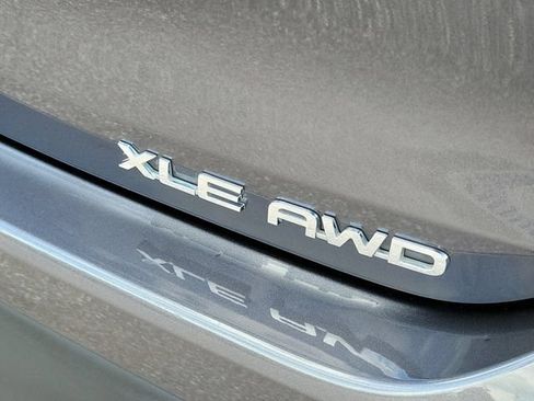 Used 2021 Toyota Highlander XLE AWD/4WD image 5
