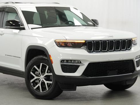 Certified 2025 Jeep Grand Cherokee Limited AWD/4WD image 3