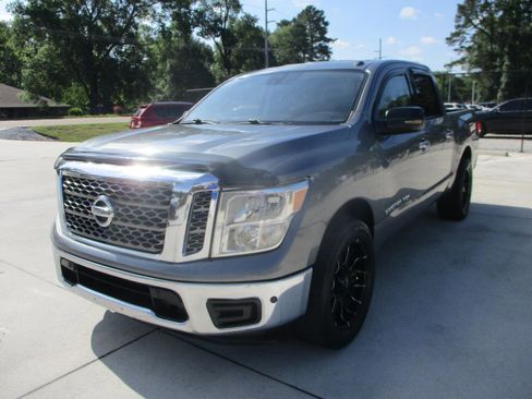 Used 2018 Nissan Titan SV w/ SV Convenience Package RWD image 6