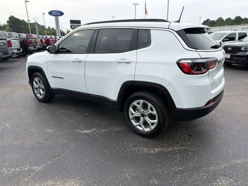 Used 2025 Jeep Compass Latitude AWD/4WD image 5