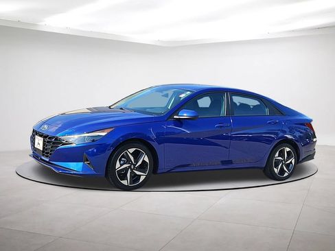Used 2023 Hyundai Elantra SEL w/ Convenience Package FWD image 3