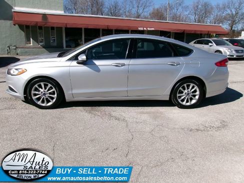 Used 2017 Ford Fusion SE image 2