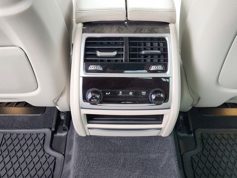 Used 2020 BMW 740i w/ Premium Package image 33