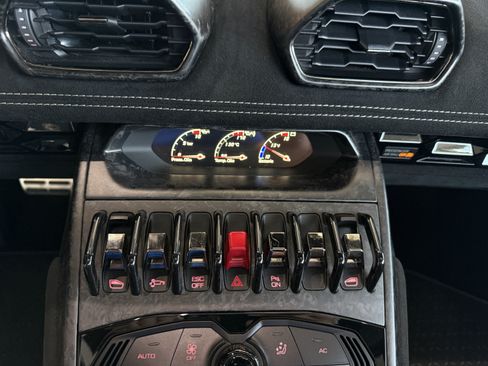 Used 2019 Lamborghini Huracan Performante AWD/4WD image 22