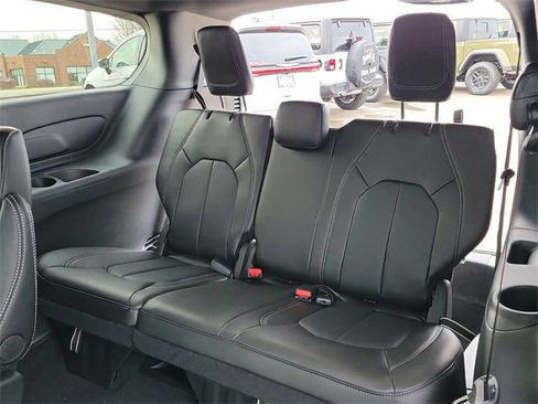 New 2026 Chrysler Pacifica Select image 15