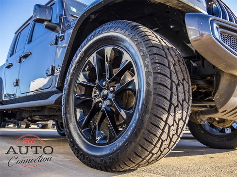 Used 2021 Jeep Gladiator Overland image 2