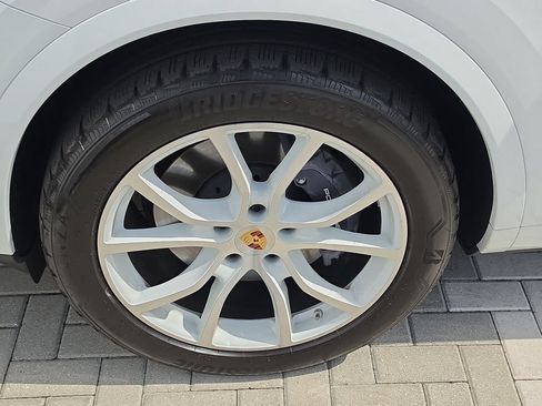 Used 2024 Porsche Cayenne AWD/4WD image 8