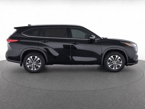 Used 2022 Toyota Highlander XLE FWD image 8