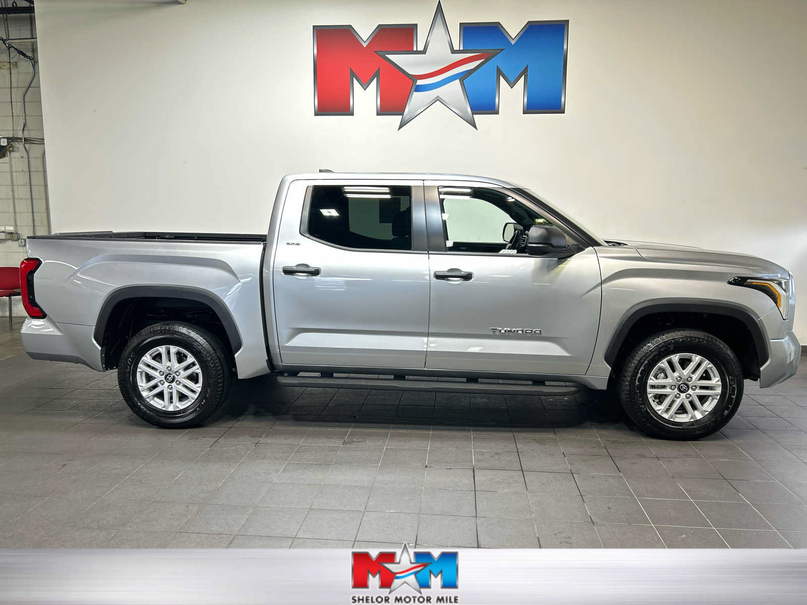 Used 2025 Toyota Tundra SR5 AWD/4WD image 1