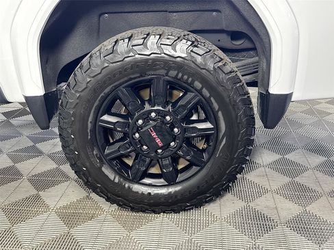 Used 2024 GMC Sierra 2500 AT4 w/ AT4 Premium Plus Package AWD/4WD image 32