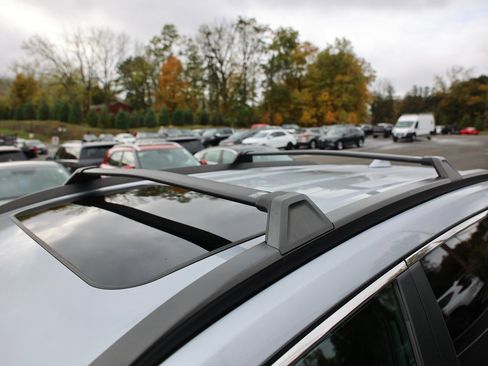 Used 2022 Toyota Corolla Cross XLE w/ Convenience Package image 9