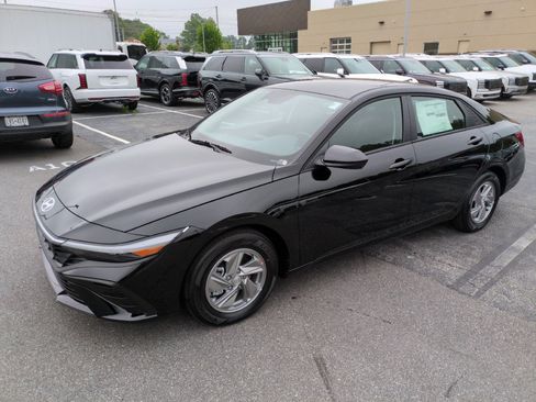 New 2026 Hyundai Elantra SE FWD image 3