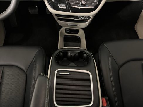 Certified 2024 Chrysler Pacifica Touring-L image 16