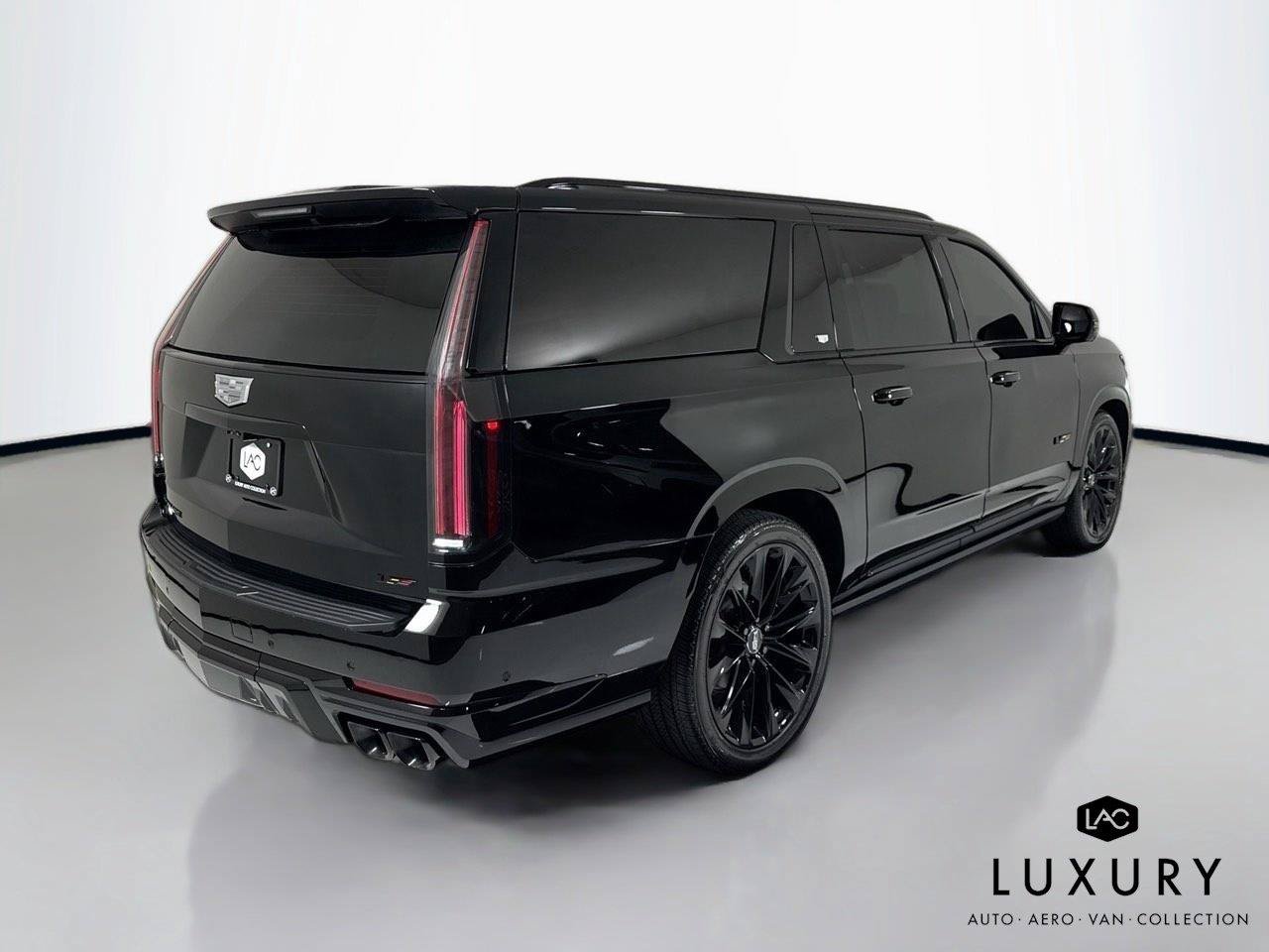 Used 2025 Cadillac Escalade ESV V w/ LPO, ONYX Package AWD/4WD image 5
