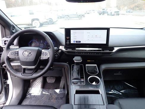 Certified 2026 Toyota Sienna XLE Woodland Edition image 20