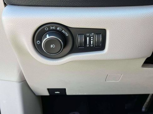 Used 2022 Chrysler Pacifica Touring-L FWD image 17