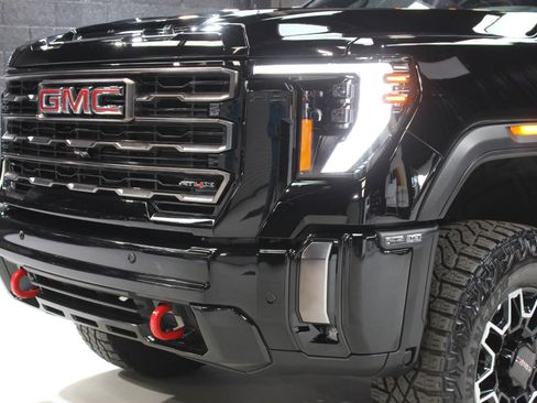 Used 2024 GMC Sierra 2500 AT4X image 4