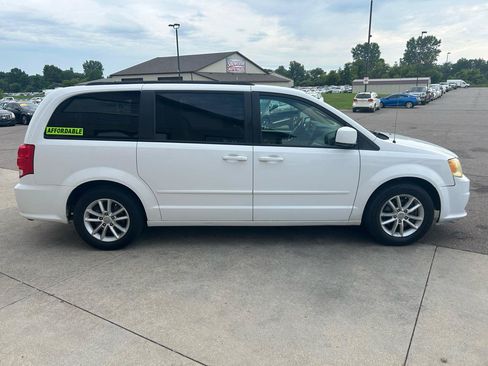 Used 2016 Dodge Grand Caravan SXT FWD image 4