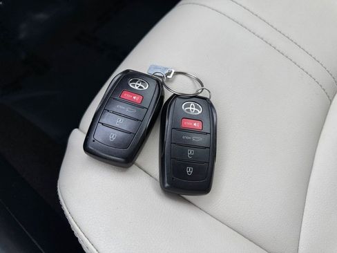 Used 2023 Toyota Corolla XLE image 25