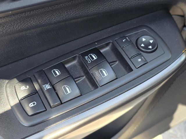 Used 2019 Jeep Cherokee Latitude Plus w/ Comfort/Convenience Group FWD image 29