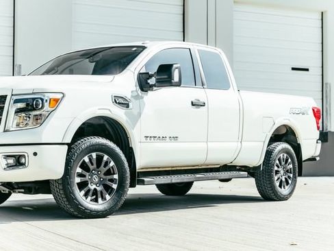 Used 2018 Nissan Titan PRO-4X w/ Pro-4x Convenience Package AWD/4WD image 38