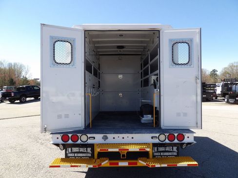 Used 2015 Ford F550 2WD Regular Cab Super Duty image 42