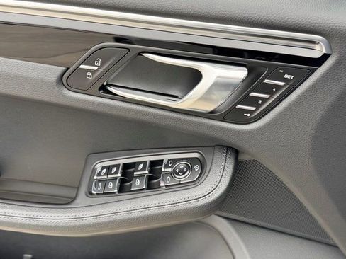 Used 2025 Porsche Macan image 30