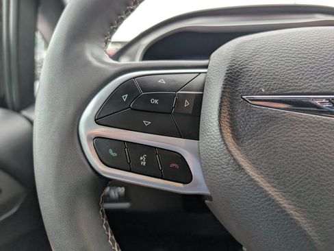 Used 2025 Chrysler Pacifica Select FWD image 24